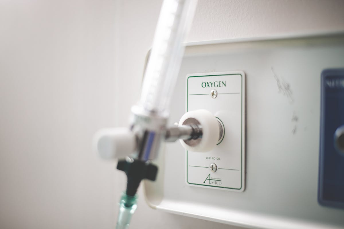 Oxygen Concentrator vs Oxygen Cylinder: Uses, Benefits, and Which to Choose